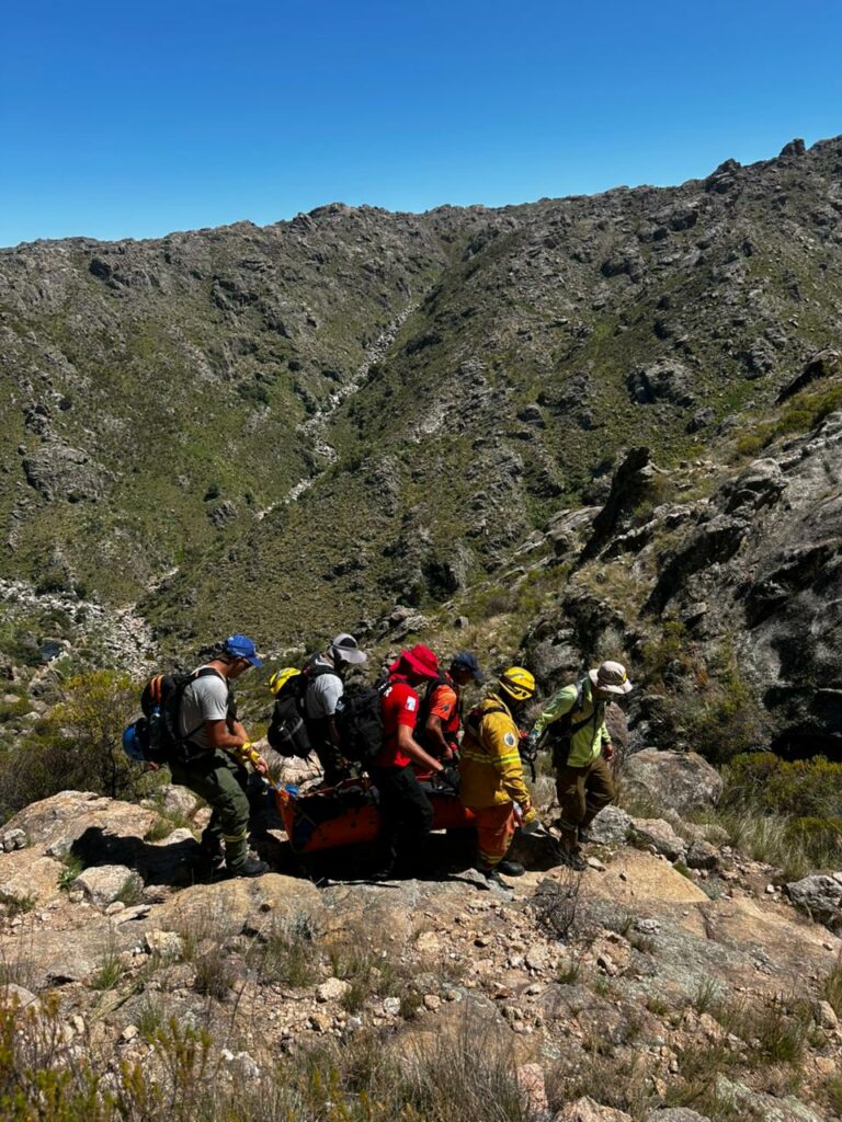 Rescataron a una joven lesionada durante una caminata en las Altas Cumbres