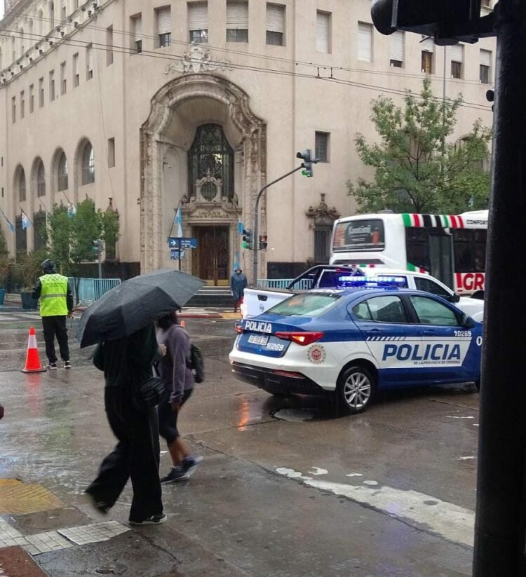 Una joven de 27 años murió tras ser atropellada por un colectivo del transporte urbano.
