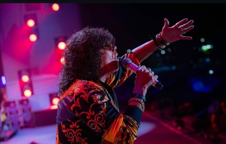 Jiménez, en una edición pasada del Bum Bum, cantándole al público.