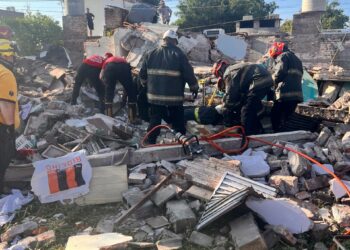 Colapsó el techo de una vivienda tras una presunta explosión y hubo tres heridos