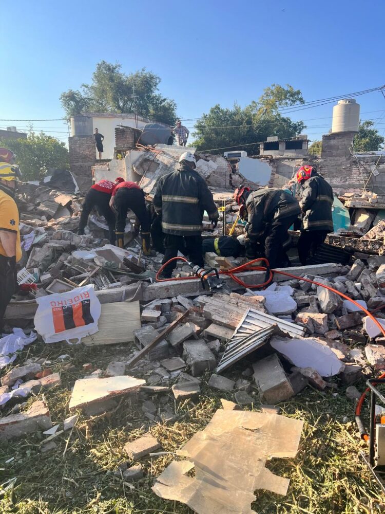 Personal de Bomberos y de la Policía trabajó en la vivienda de Villa El Libertador tras el derrumbe del techo por una presunta explosión, que dejó tres personas heridas y derivadas a distintos hospitales.