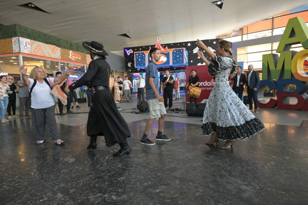 Intervenciones artísticas sorprendieron a turistas en la Nueva Terminal de Ómnibus