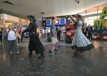 Intervenciones artísticas sorprendieron a turistas en la Nueva Terminal de Ómnibus