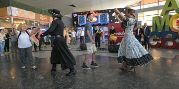 Intervenciones artísticas sorprendieron a turistas en la Nueva Terminal de Ómnibus