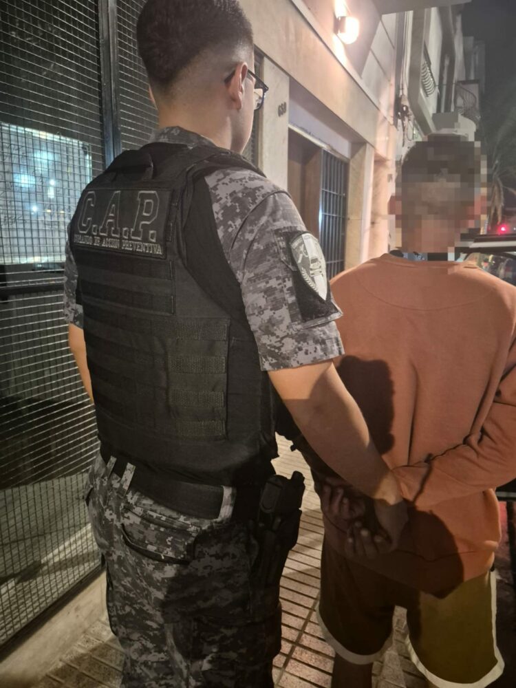 Dos operativos policiales en distintos barrios de Córdoba permitieron detener a hombres acusados de graves hechos de violencia, uno por arrojar a una mujer desde un balcón y otro con pedido de captura por violencia de género.