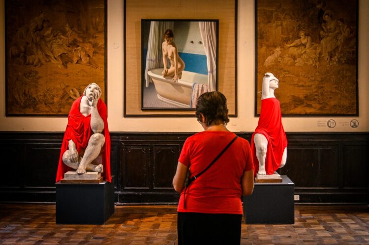 Con entrada libre y gratuita, la propuesta combina la restauración en vivo, el estudio del desnudo y la escultura de vanguardia.