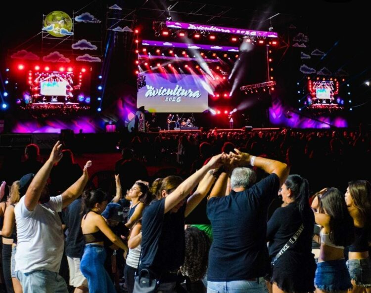 Postales de una temporada récord, el público disfruta del baile y el encuentro en el predio El Paseo durante una de las noches centrales del Festival de la Avicultura 2026.