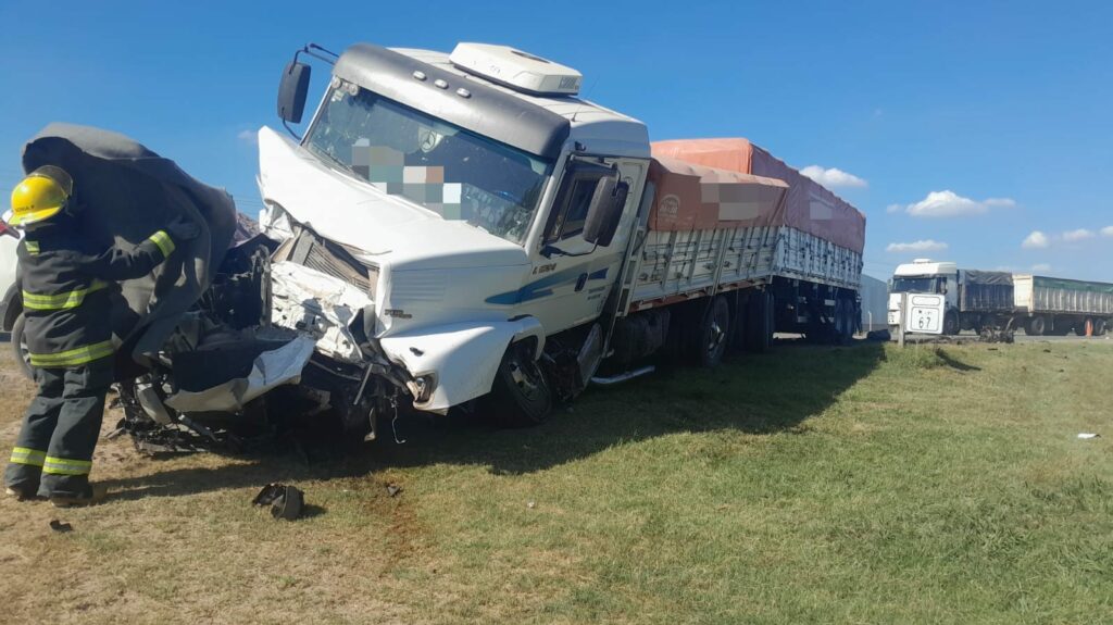 Choque fatal entre una camioneta y un camión en la ruta 13