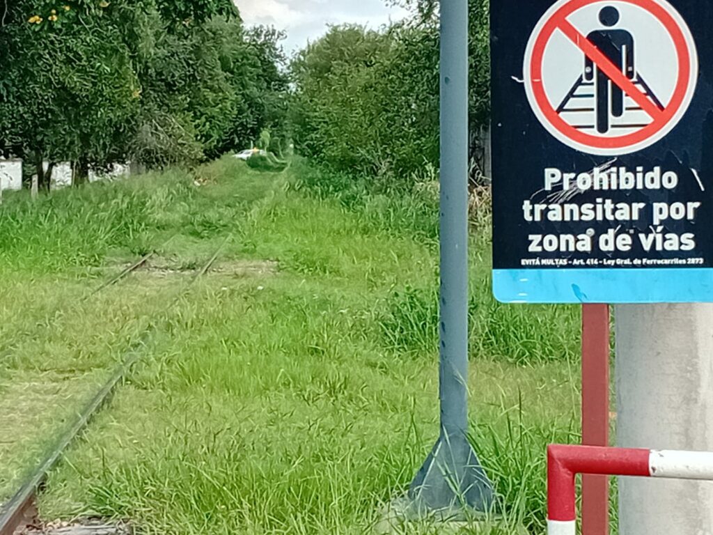 Las vías del abandono y el vacío legal que llena de malezas a Córdoba