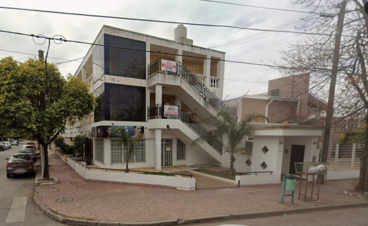 Se encontraba sola en un departamento de alquiler temporario y está en buen estado de salud.