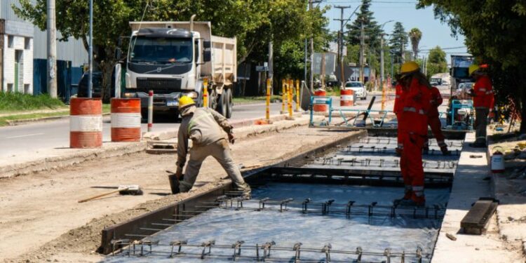 Finalizó el reemplazo del desagüe pluvial en avenida Vélez Sarsfield y avanzan las tareas de pavimentación Avenida Vélez Sarsfield.