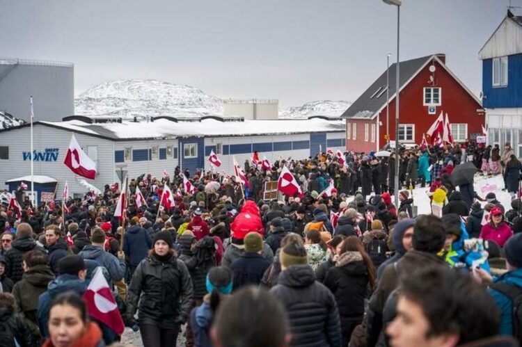 Groenlandia, la isla más grande del mundo, es un territorio autónomo dentro del Reino de Dinamarca, en el que Copenhague mantiene el control sobre su defensa y política exterior.