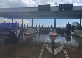 Por la tormenta, se derrumbó una cabina de peaje y hay un muerto