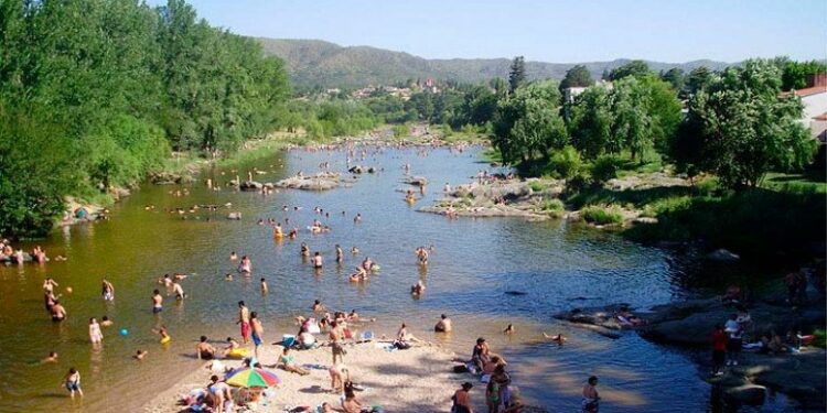 El inicio del verano 2026 trajo fuertes aumentos en el costo del estacionamiento en los ríos de Córdoba.