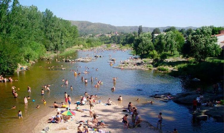 El inicio del verano 2026 trajo fuertes aumentos en el costo del estacionamiento en los ríos de Córdoba.