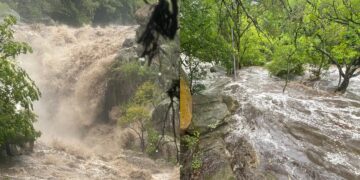 La abundante caída de agua en minutos provocó una crecida impresionante en el arroyo de Tanti,