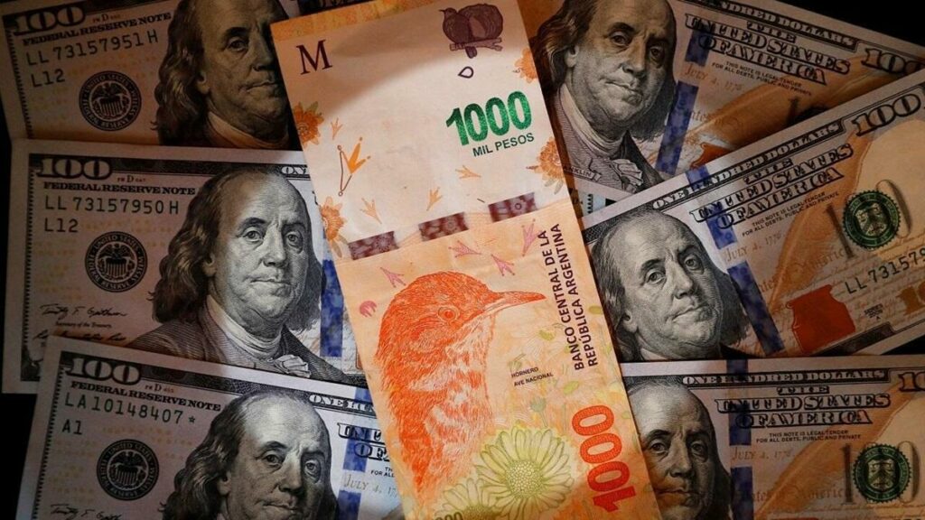 Dólar hoy: el blue se mantiene por encima del oficial en la mitad de la semana Dólar hoy: el blue se mantiene por encima del oficial en la mitad de la semana