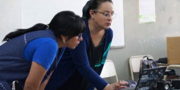 Jóvenes se capacitan en Inteligencia Artificial Generativa para potenciar proyectos