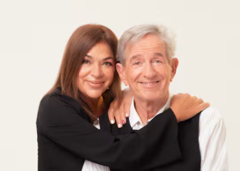 Pablo Alarcón y Claribel Medina vuelven a compartir escenario con “Es complicado”