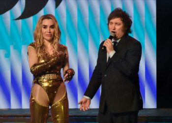 Milei, en el teatro cantando y en La Derecha Fest para el cierre