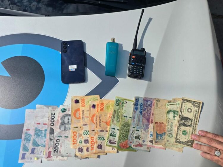 Detuvieron a un hombre con un inhibidor de alarmas y dinero en efectivo gracias al aporte de una vecina, se recuperó documentación que el sujeto habría descartado en un domicilio de la zona.