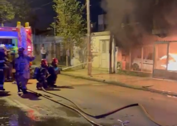 Bomberos sofocaron el incendio en una vivienda de Alto Alberdi.
