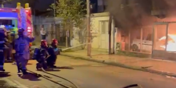 Bomberos sofocaron un incendio que arrasó con dos vehículos y una cochera Bomberos sofocaron el incendio en una vivienda de Alto Alberdi.