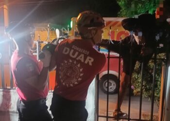 Terminó con su pierna izquierda atrapada entre las rejas del inmueble.