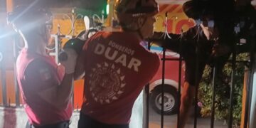 Terminó con su pierna izquierda atrapada entre las rejas del inmueble.