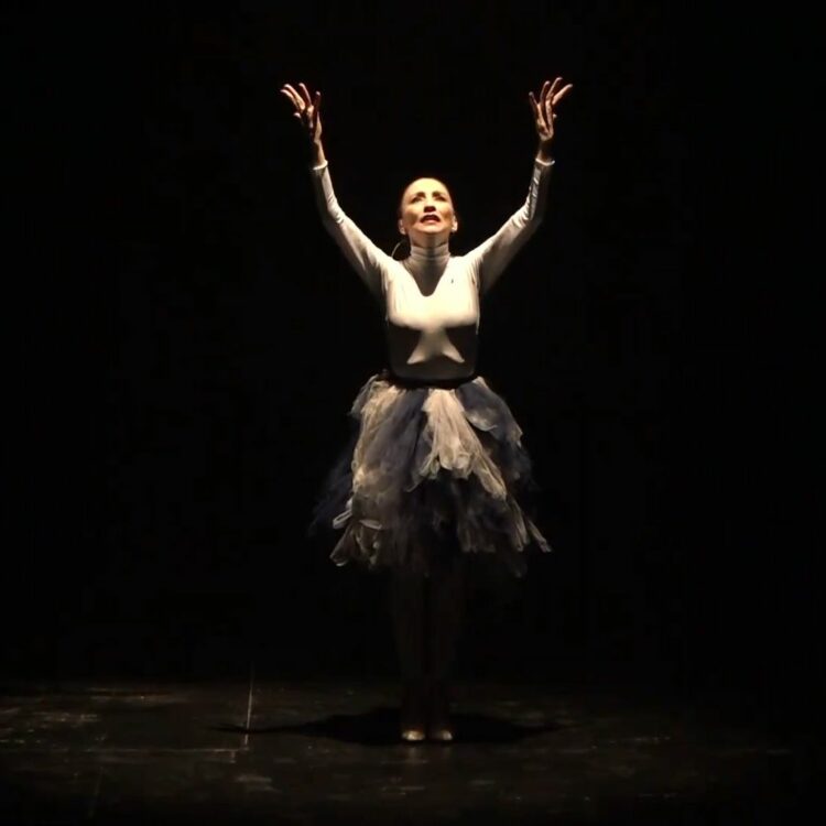 Alejandra Sanzini en escena durante “Alfonsina Hoy”, obra de PlayBallet que celebra la vida y emociones de Alfonsina Storni.