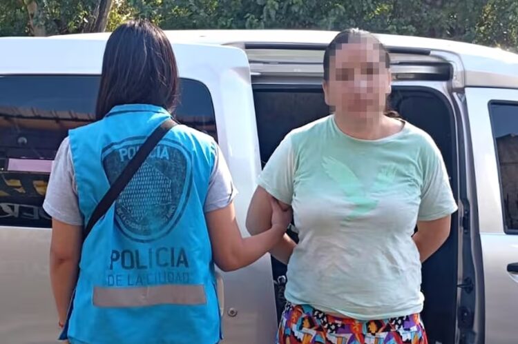 La acusada fue detenida en una vivienda de Villa Albertina, en Lomas de Zamora, luego de una investigación que la vincula con una serie de robos a jubilados a quienes cuidaba y previamente drogaba.