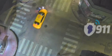 Dos motociclistas lesionados tras chocar con un taxi en barrio Alberdi