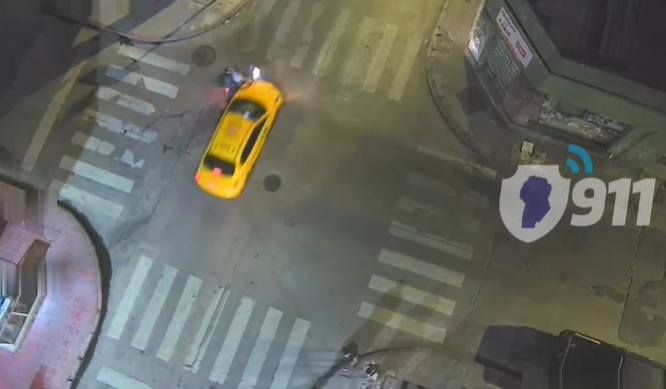 Dos motociclistas lesionados tras chocar con un taxi en barrio Alberdi Choque entre una moto y un taxi en barrio Alberdi dejó dos hombres heridos.