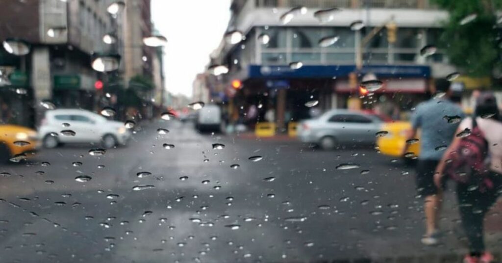 Cortes de calles por la espera de fuertes lluvias, ráfagas de viento y posible caída de granizo