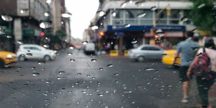El jueves se presentará inestable en Córdoba, con cielo cubierto, lluvias y tormentas durante gran parte del día, descenso de la temperatura y viento moderado del este.