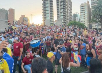 Ciudadanos venezolanos se reunieron en Plaza España tras la captura de Nicolás Maduro.