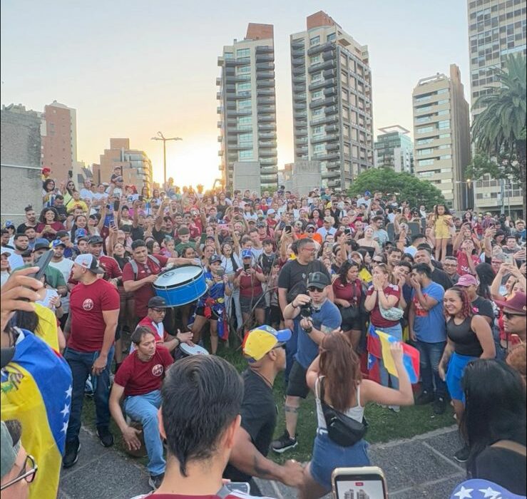 Festejos y protestas en Córdoba tras la captura de Maduro Ciudadanos venezolanos se reunieron en Plaza España tras la captura de Nicolás Maduro.
