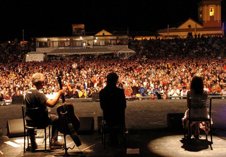 Los festivales de verano impulsan la llegada de miles de turistas a Córdoba y generan un fuerte impacto en la economía, el empleo y la identidad cultural de toda la provincia.