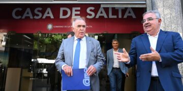 Los gobernadores de Catamarca y Tucuman, Raul Jalil y Osvaldo Jaldo a la salida de la casa de Salta donde se reunieron con el Ministro del interior, Diego Santilli a fines de enero.