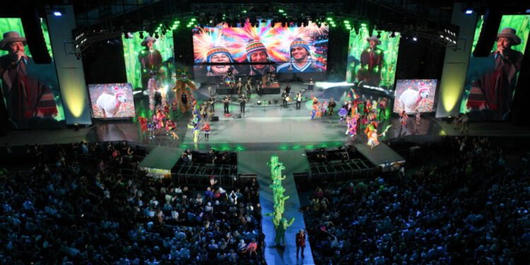 A diferencia de otros festivales, en Cosquín 2026 los artistas presentaron espectáculos especialmente diseñados para la Plaza, generando un valor agregado que convirtió cada noche en una pieza cultural única e irrepetible.