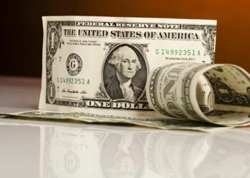 El dólar oficial baja a $1.420 y el blue se mantiene en $1.435 en la city porteña