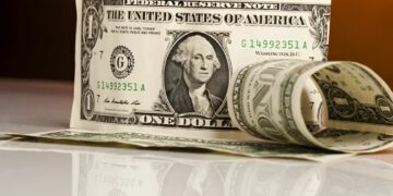 El dólar oficial baja a $1420 y el blue se mantiene en $1435 en la city porteña