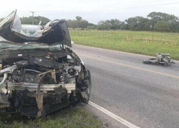 Dos jóvenes murieron tras chocar en moto contra un auto en Oncativo