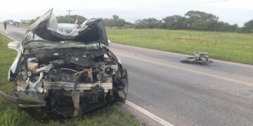 Dos jóvenes murieron tras chocar en moto contra un auto en Oncativo