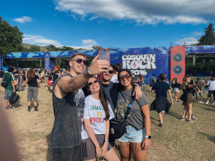 La amistad, una de las tantas expresiones de amor del Cosquín Rock.