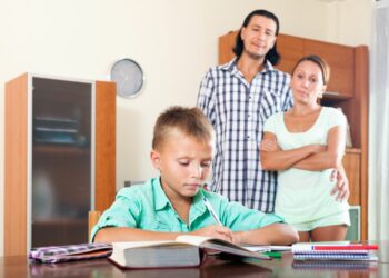 Entre el apoyo escolar, los reproches y el fin de las vacaciones