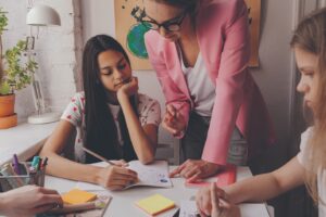 Entre el apoyo escolar, los reproches y el fin de las vacaciones