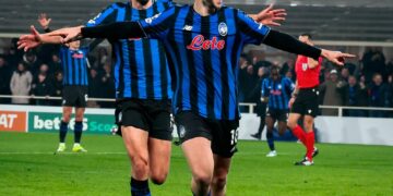 Atalanta goleó al Dortmund sobre la hora y pasó a octavos