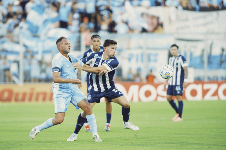 El primer tiempo fue chato y muy friccionado.