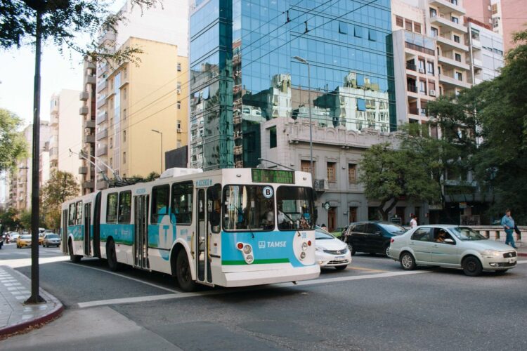 La suspensión del servicio de trolebuses por una falla en la subestación Jerónimo del Barco obligó a retirar de circulación las líneas A, B y C, que son cubiertas de manera provisoria por colectivos del transporte urbano.